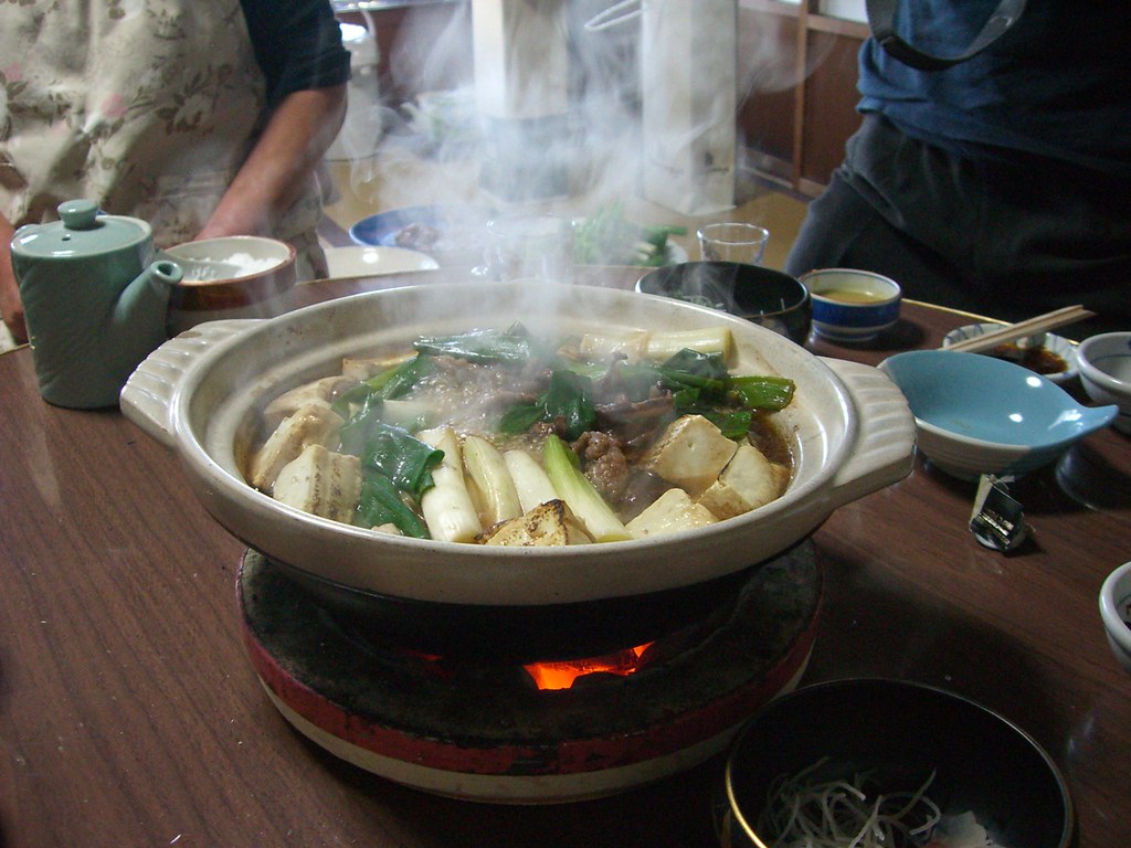 湯気の立つ土鍋の鍋料理